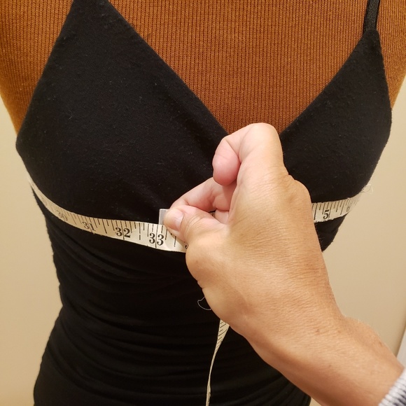 🛍🚨 CLOSET CLEAROUT! OUT! V-Neck Top - Picture 3 of 3